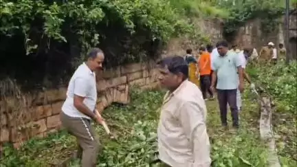 ಬಸವಕಲ್ಯಾಣ: ನಗರದ ಐತಿಹಾಸಿಕ ಚಾಲುಕ್ಯರ ಕೋಟೆಯಲ್ಲಿ ಸ್ವಚ್ಛತಾ ಅಭಿಯಾನ; ಅಧಿಕಾರಿಗಳು ಸೇರಿದಂತೆ ಗಣ್ಯರು ಭಾಗಿ