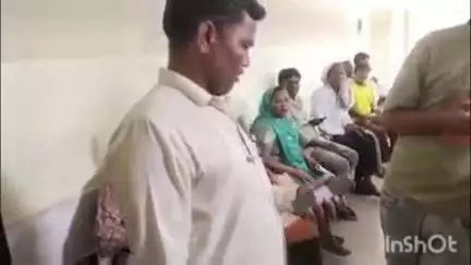 समग्र आईडी के लिए पालिका के चक्कर काट रहे लोग, 11 बजे तक अधिकारी नहीं आए, वीडियो वायरल