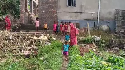 হরিহরপাড়া: কেতারতলা উত্তরপাড়া আইসিডিএস  সেন্টারে রাস্তা না থাকায় বিক্ষোভ ফেটে পড়ল গ্রামবাসীরা #jansamasya