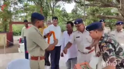 आरा: भोजपुर एसपी द्वारा नवीन पुलिस केंद्र में पुलिस पदाधिकारी और पुलिसकर्मी के सेवानिवृत्त होने पर विदाई समारोह आयोजित