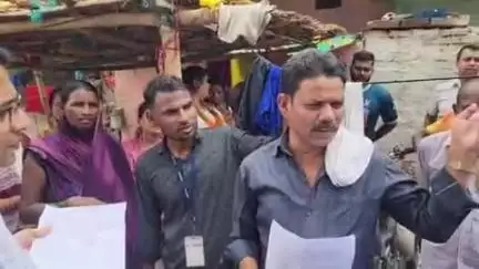 छपरा: जिले में चल रहे मतदाता सूची पुनरीक्षण अभियान का डीएम ने किया निरीक्षण, बीएलओ ने बीडीओ को सौंपा प्रपत्र