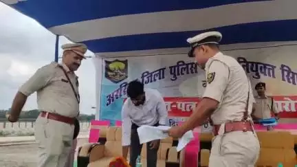 अररिया: हरियाबाडा स्थित न्यू पुलिस लाइन में 434 सिपाहियों को डीएम और एसपी ने नियुक्ति पत्र सौंपा