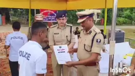 मुंगेर: पुलिस केंद्र मुंगेर में पुलिस उपमहानिरीक्षक एवं एसपी ने नवनियुक्त सिपाहियों को नियुक्ति पत्र वितरित किए