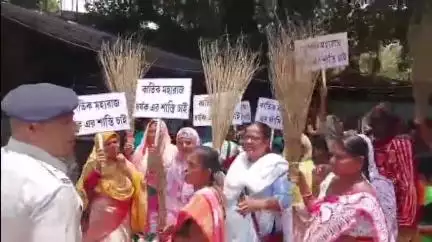 নবগ্রাম: কার্তিক মহারাজের শাস্তির দাবিতে ঝাঁটা হাতে নবগ্রাম থানার সামনে মহিলাদের বিক্ষোভ #jansamasya