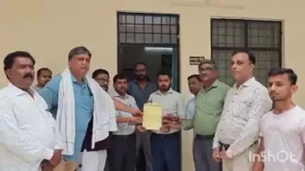 बिंदकी: बिंदकी कस्बे में उद्योग व्यापार मंडल के लोगों ने तहसीलदार को सौंपा ज्ञापन, जल भराव की समस्या हल करने की की मांग