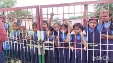बेमेतरा: खाती गांव के स्कूली बच्चों ने शिक्षकों की मांग को लेकर स्कूल के मुख्य गेट पर ताला जड़कर सड़क में विरोध प्रदर्शन किया