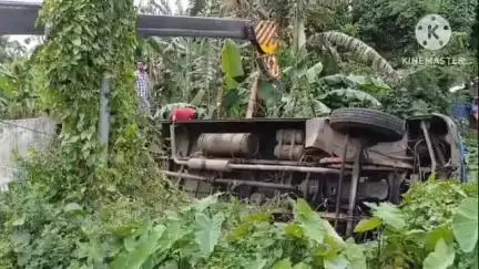 রায়গঞ্জ: যাত্রী বোঝাই বেসরকারিবাস উলটে গেলো রায়গঞ্জের দোস্তি মোড়ে পুরাতন জাতীয় সড়কে, গুরুতর জখম বেশ কয়েকজন যাত্রী