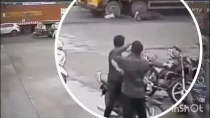 વાપી: વાપી હાઇવે પર અકસ્માતના CCTV સામે આવ્યા: બાઈકસવાર સિક્યુરિટી ગાર્ડને ટ્રકે કચડયો
