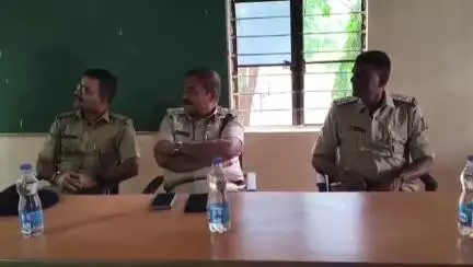 ಜಮಖಂಡಿ: ನಗರದಲ್ಲಿ ನಡೆದ ಶಾಂತಿ ಪಾಲನಾ ಸಭೆಯಲ್ಲಿ ಖಡಕ್ ಸೂಚನೆ ನೀಡಿದ ಡಿ.ವೈ.ಎಸ್ಪಿ ಸೈಯದ ರೋಷನ್