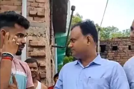 लखीसराय: DM ने लखीसराय नगर परिषद क्षेत्र में मतदाताओं के घर जाकर गणना प्रपत्र वितरित किए