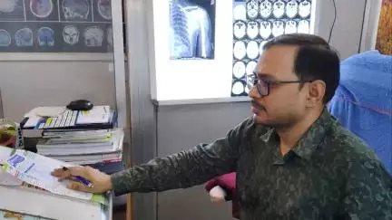 डॉ अमित कुमार सर बाइक एक्सीडेंट पेशेंट को देखते हुए🏥👨‍⚕️