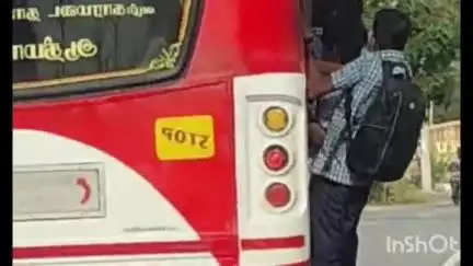 மேட்டுப்பாளையம்: காரமடை வெள்ளியங்காடு சாலையில் செல்லும் தனியார் பேருந்தில் படியில் தொங்கியபடி பயணிக்கும் மாணவர்கள்