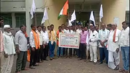 सेनगाव: तहसील कार्यालयावर कर्जमाफी सह विविध मागण्यासाठी शेतकरी नेते मारोती गिते यांच्या नेतृत्वात सावधान आंदोलन