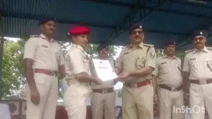 लखीसराय: नया बाजार पुलिस लाइन केंद्र में पुलिस अधीक्षक ने नवनियुक्त सिपाहियों को सौंपे नियुक्ति पत्र
