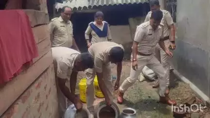জামালপুর: জামালপুরে পুলিশ ও আবগারি দপ্তরের পক্ষ থেকে যৌথ অভিযান, উদ্ধার 25 লিটার চোলাই মদ