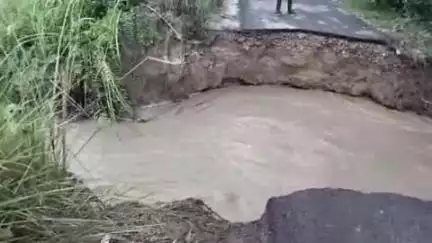 पीलीभीत: दियोरिया कला इलाके में नहर कटने से धसी सड़क, आवागमन हुआ बंद, एसडीएम ने किया निरीक्षण