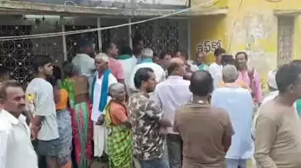 ఆర్మూర్: ఆర్మూర్ ప్రాథమిక వ్యవసాయ సహకార సంఘం వద్ద యూరియా కోసం ఆందోళన చేపట్టిన రైతులు #localissue