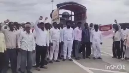 सांगोला: शक्तिपीठ महामार्ग रद्द करण्याच्या मागणीसाठी अनकढाळ टोल नाका येथे शेतकऱ्यांचे आंदोलन