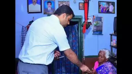 తలమర్లలో లబ్ధిదారులకు పింఛన్లు పంపిణీ చేసిన కలెక్టర్ టీఎస్ చేతన్