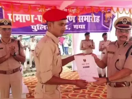 गया टाउन सीडी ब्लॉक: पुलिस केंद्र परिसर में नवनियुक्त 902 सिपाहियों को मिले नियुक्ति पत्र, एसएसपी ने शराब नहीं पीने की दिलाई शपथ
