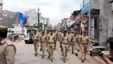 मैनपुरी: आगामी त्यौहारों को देखते हुए एसपी ने पुलिस बल के साथ शहर में किया पैदल गश्त