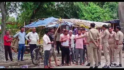 तिलोई: फुरसतगंज में अनियंत्रित ट्रक ने बाइक को रौंदा, बड़ा हादसा टल गया