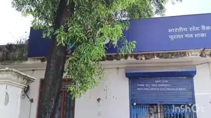 तिलोई: फुरसतगंज में भारतीय स्टेट बैंक स्थापना दिवस पर बांटी गई मिठाई