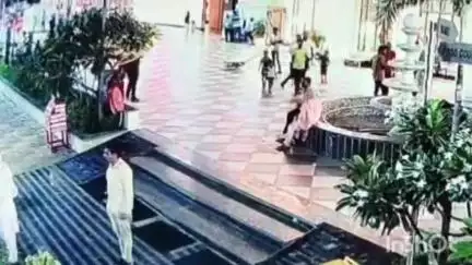 हापुड़: नेशनल हाईवे 9 पर स्थित राजाजी हवेली होटल में घुसी बेकाबू स्विफ्ट कार, हादसे में 1 युवक की मौत, 2 घायल, CCTV आया सामने