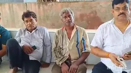 उन्नाव: सोहरामऊ थाना क्षेत्र अंतर्गत भल्ला फार्म के पास कंटेनर की टक्कर से बाइक सवार की हुई मौत, साथी घायल
