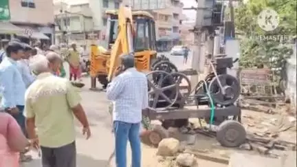 ஈரோடு: சக்தி சாலையில் உள்ள எல்லை மாரியம்மன் கோவில் அருகே மாநகராட்சிக்கு சொந்தமான இடங்களை ஆக்கிரமிப்புகள் அகற்றப்பட்டன