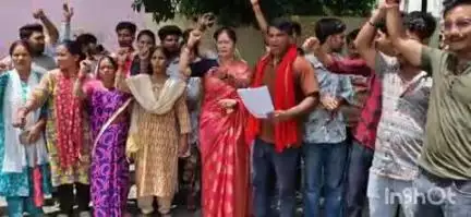 हल्द्वानी: हल्द्वानी के एसडीएम कोर्ट में गौलापार क्षेत्र के लोगों ने सिंचाई नहर टूटने से धान की रोपाई न होने पर किया प्रदर्शन