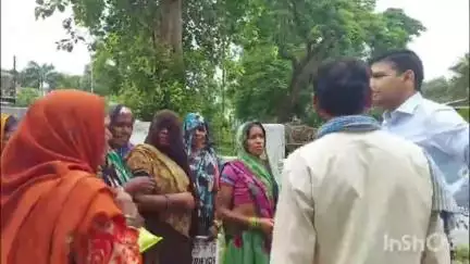 रायसेन: कलेक्टर ने अपनी गाड़ी से उतरकर ग्राम अगरिया की महिलाओं की समस्या सुनी