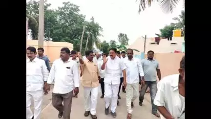 కొత్తచెరువులో లబ్ధిదారులకు పింఛన్లు పంపిణీ చేసిన మాజీ మంత్రి పల్లె రఘునాథ్ రెడ్డి