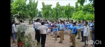 गोला गोकरणनाथ: गोला नगर के कृषक समाज इंटर कॉलेज में संचारी रोग एवं दस्तक अभियान, संचारी रोग की रोकथाम के लिए ली गई जागरूकता शपथ