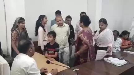 देवास नगर: बीमार बेटी को लेकर पिता जनसुनवाई में, मदद की गुहार लगाई