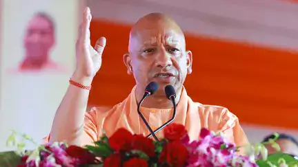 कूड़ा गाड़ी में बैठकर गली-गली घूमने लगे योगी के मंत्री, जनसंपर्क का अनोखा वीडियो आया सामने