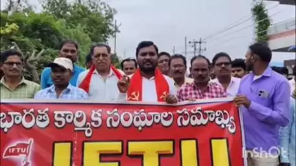 అదిలాబాద్ అర్బన్: సిగాచి కెమికల్ ఫ్యాక్టరీలో జరిగిన ప్రమాదంలో మృతి చెందిన కార్మికుల కుటుంబాలను ఆదుకోవాలి :ఐఎఫ్ టి యూ నేత వెంకట నారాయణ