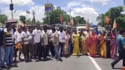 কোচবিহার ২: নির্দোষ BJP কর্মীকে গ্রেপ্তারের প্রতিবাদে রাজারহাটে জাতীয় সড়ক অবরোধ BJP-র, উপস্থিত বিধায়ক