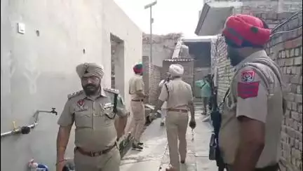 ਜਲਾਲਾਬਾਦ: ਪਿੰਡ ਟਿਵਾਣਾ ਕਲਾ ਦੇ ਵਿੱਚ ਪੁਲਿਸ ਨੇ ਕੀਤੀ ਛਾਪੇਮਾਰੀ, ਸ਼ੱਕੀ ਲੋਕਾਂ ਦੇ ਘਰ ਦੀ ਲਈ ਤਲਾਸ਼ੀ