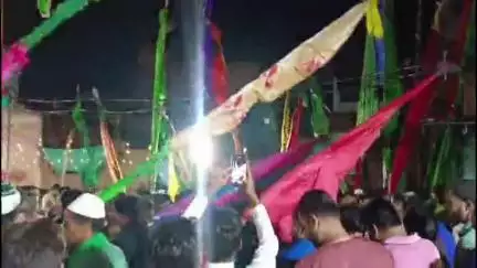 कन्नौज: कन्नौज के सफदरगंज में मुस्लिम समुदाय के लोगों ने ढोल नगाड़ों के साथ किया मातम, अलम ढोल नगाड़ों के साथ उठाई गई चौकी