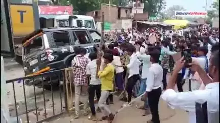 प्रयागराज मे चंद्रशेखर की भीड़ आर्मी मे उपद्रव किया.. #KomalAhirwar #UP #Damoh