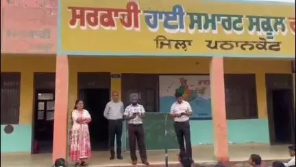 ਪਠਾਨਕੋਟ: ਜ਼ਿਲ੍ਹੇ ਵਿੱਚ ਮਹੀਨੇ ਬਾਅਦ ਸਕੂਲ ਖੁੱਲ੍ਹਣ 'ਤੇ ਬੱਚਿਆਂ ਦੇ ਚਿਹਰਿਆਂ 'ਤੇ ਆਈ ਮੁਸਕਾਨ, ਸਕੂਲ ਪ੍ਰਬੰਧਨ ਨੇ ਬੱਚਿਆਂ ਦਾ ਕੀਤਾ ਸਵਾਗਤ