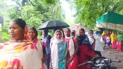 मंडला: तीन वर्षों से रसोईयों को जून माह का मानदेय नहीं मिला, कलेक्ट्रेट पहुंचकर सौंपा ज्ञापन
