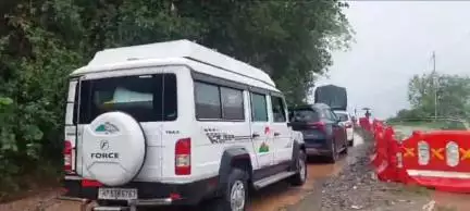 पधर: मंडी-पठानकोट सड़क पर रात भर फंसी रहीं गाड़ियां और सवारियां, सुबह 11 बजे बहाल हुई सड़क