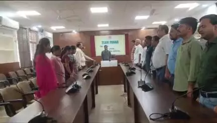 पन्ना: पन्ना में राष्ट्रगीत और राष्ट्रगान के साथ हुई शासकीय कार्य की शुरुआत