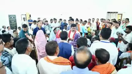 कवर्धा: रेंगाखार में रात्रि विश्राम के बाद डिप्टी सीएम विजय शर्मा ने सर्किट हाउस में सुनी जनसमस्याएँ, कई मांगों का किया निराकरण