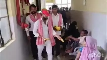 सलोन: सलोन सीएचसी में समाजवादी छात्र सभा के अध्यक्ष ने, समाजवादी पार्टी के राष्ट्रीय अध्यक्ष के जन्मदिन पर फल वितरण किया