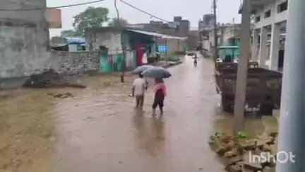 विजयपुर: पिपरवास गांव में तेज बारिश से मुसीबत, जिम्मेदारों की लापरवाही से घरों में घुसा पानी