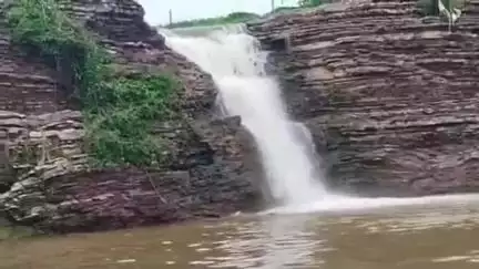 అదిలాబాద్ అర్బన్: భీంపూర్ మండలంలో ఆకట్టుకుంటున్న గుంజాల జలపాతం