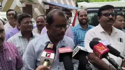 ବାରିପଦା ମ୍ୟୁନିସିପାଲଟି: ସାମୁହିକ ଛୁଟିରେ ଗଲେ ଜିଲ୍ଲାର ଓଏଏସ୍ ଅଧିକାରୀ; ଓସ୍ୱାନ ହଲ ସମ୍ମୁଖରେ ଅତିରିକ୍ତ ଜିଲ୍ଲାପାଳ ଦେଲେ ପ୍ରତିକ୍ରିୟା